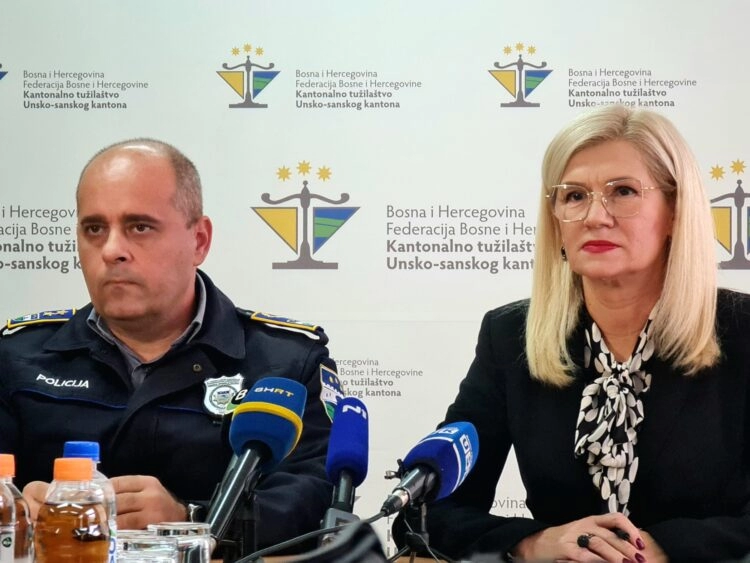 Provjerava se stoje li ekstremne grupe iz maloljetnika koji je napao policajce